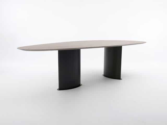 houten tafel met twee zwarte poten witte achtergrond